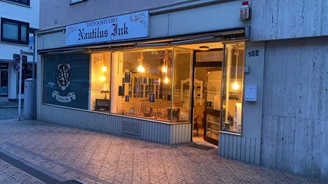 Die Ladenfront bei Nacht